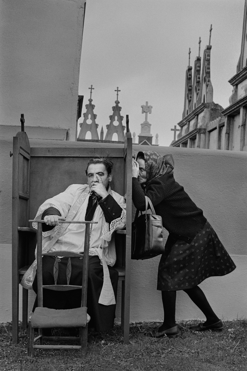 La confesión. Romería de Nuestra Señora de los Milagros de Saavedra, 1980.