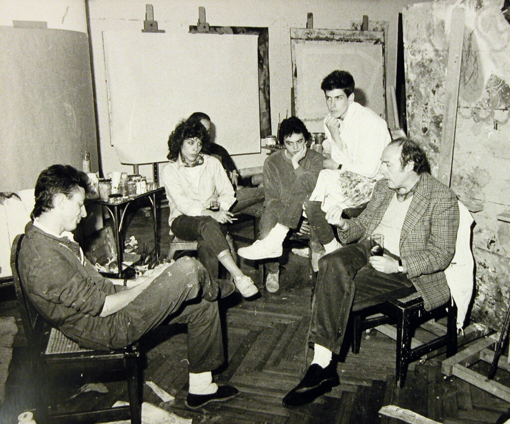 El pintor Eduardo Arroyo conversa con los alumnos de los Talleres de Arte Actual en 1985 .