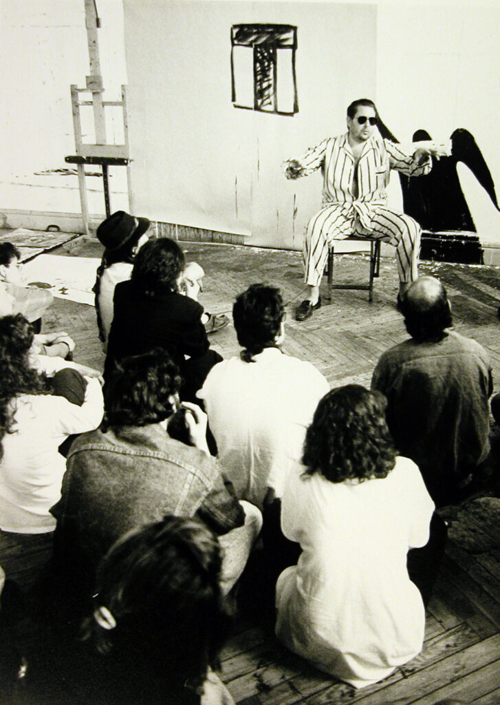 El pintor Eduardo Arroyo conversa con los alumnos de los Talleres de Arte Actual en 1985.